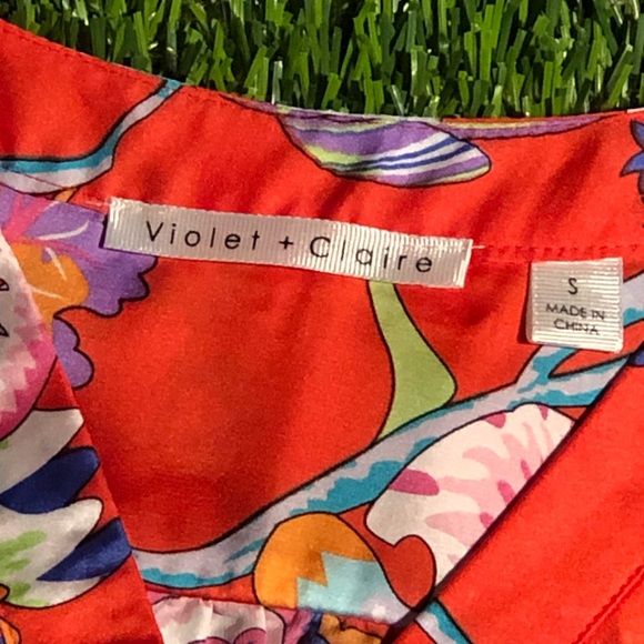 Violet + Claire Pleat Front Floral Sleeveless Top - Picture 4 of 7